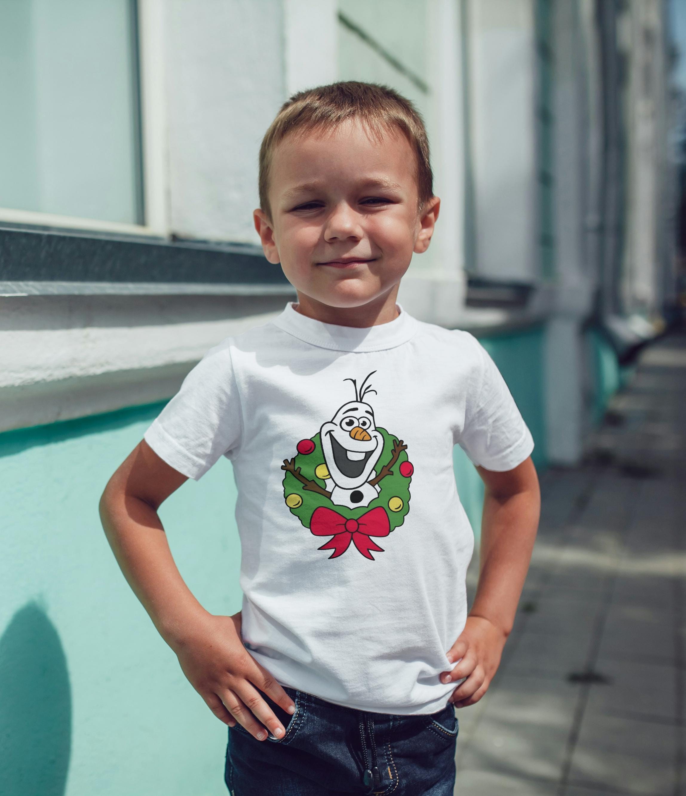 Olaf Christmas Wreath Kids T-Shirt – Festive Frozen-Inspired Holiday Tee for Little Snow Fans